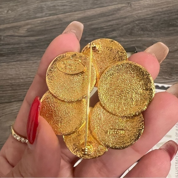 RARE! Chanel Vintage CC Medallion Brooch - Picture 4 of 7